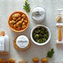 Vari integratori alimentari naturali disposti armoniosamente, simboleggiando una supplementazione mirata ed evidence-based.